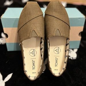 WOMEN’S DARK GREEN TOMS 5.5